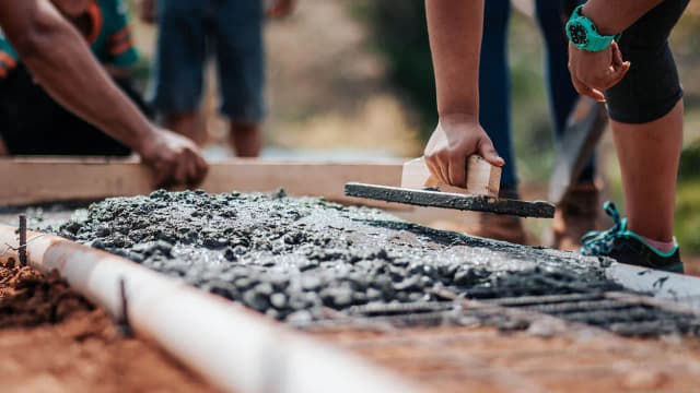 Ile waży kubik betonu? Sprawdź, co wpływa na jego wagę