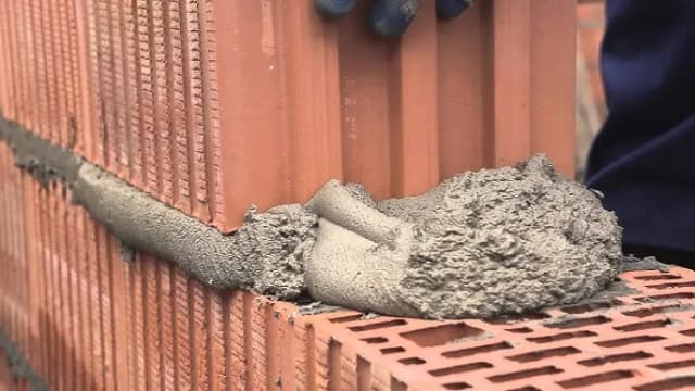 Co zamiast wapna do zaprawy tynkarskiej? Odkryj skuteczne alternatywy
