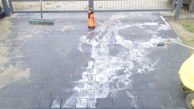 Jak zmyć cement z kostki brukowej - skuteczne metody i porady