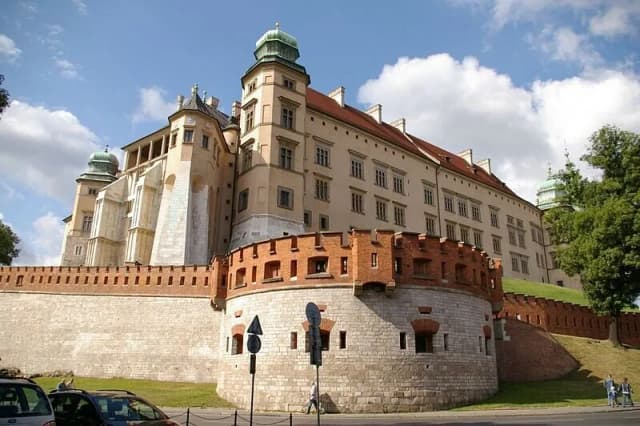 Po co wapno do zaprawy - kluczowe korzyści dla trwałości muru