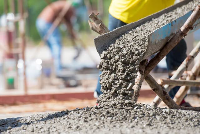 Ile worków gotowego betonu na m3? Sprawdź, zanim kupisz!