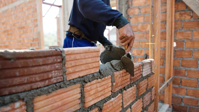 Ile cegieł na m2 muru? Oblicz dokładnie, uniknij zbędnych kosztów