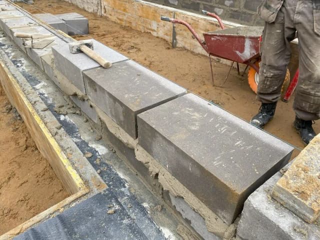 Jaką zaprawą murować bloczki betonowe, aby uniknąć problemów z wilgocią?